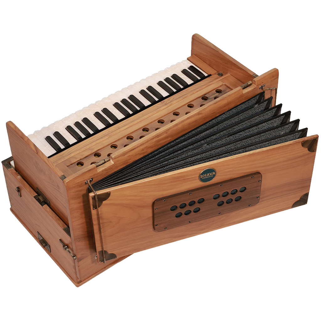 Bhava Classic Concert Teak Edition Harmonium aus Teakholz mit geöffnetem Balg