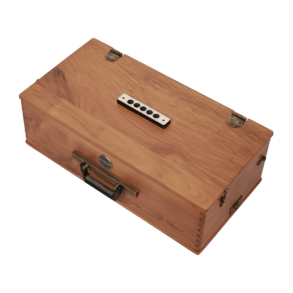 Bhava Classic Concert Teak Edition Harmonium geschlossen mit Tragegriff